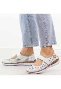 Białe skórzane półbuty damskie T.Sokolski 2922. Okazja: na co dzień. Nosek buta: okrągły. Zapięcie: rzepy. Kolor: biały. Materiał: skóra. Szerokość cholewki: normalna. Sezon: wiosna, jesień, lato. Styl: casual, elegancki, klasyczny #1