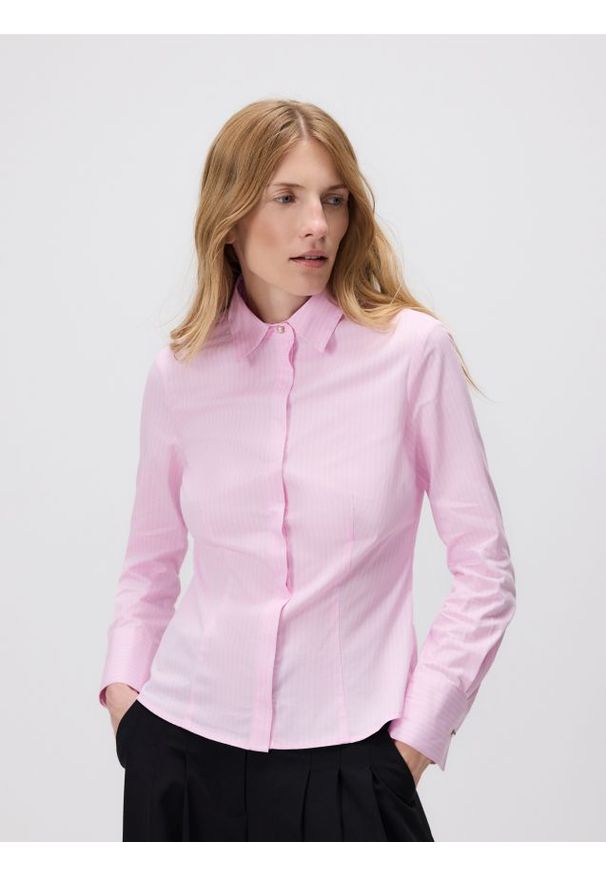 Reserved - Koszula slim fit w paski - pastelowy róż. Kolor: różowy. Materiał: bawełna, tkanina. Wzór: paski