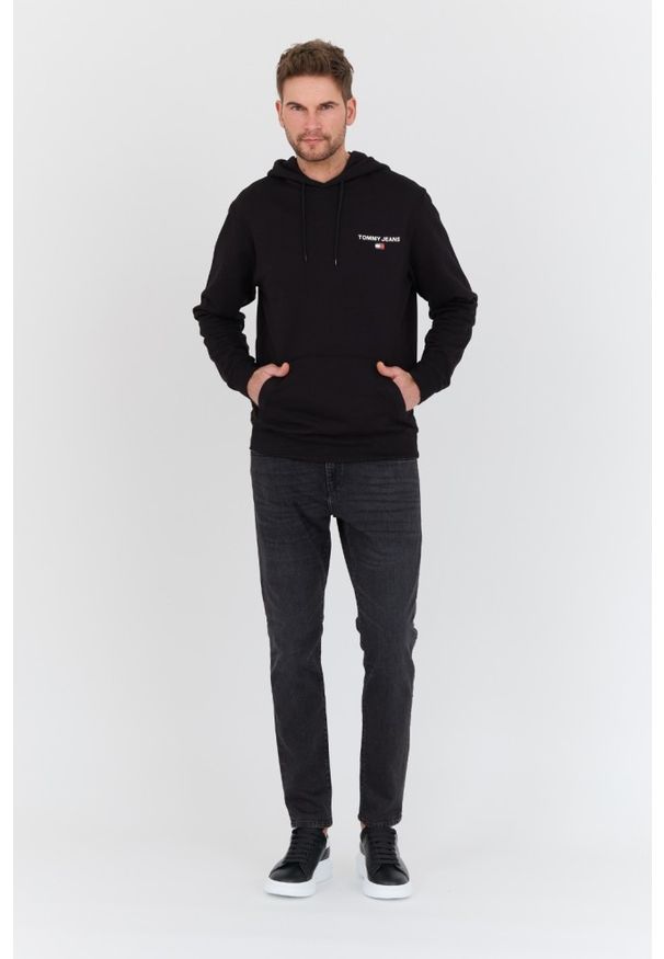 Tommy Jeans - TOMMY JEANS Czarna bluza z kapturem. Typ kołnierza: kaptur. Kolor: czarny