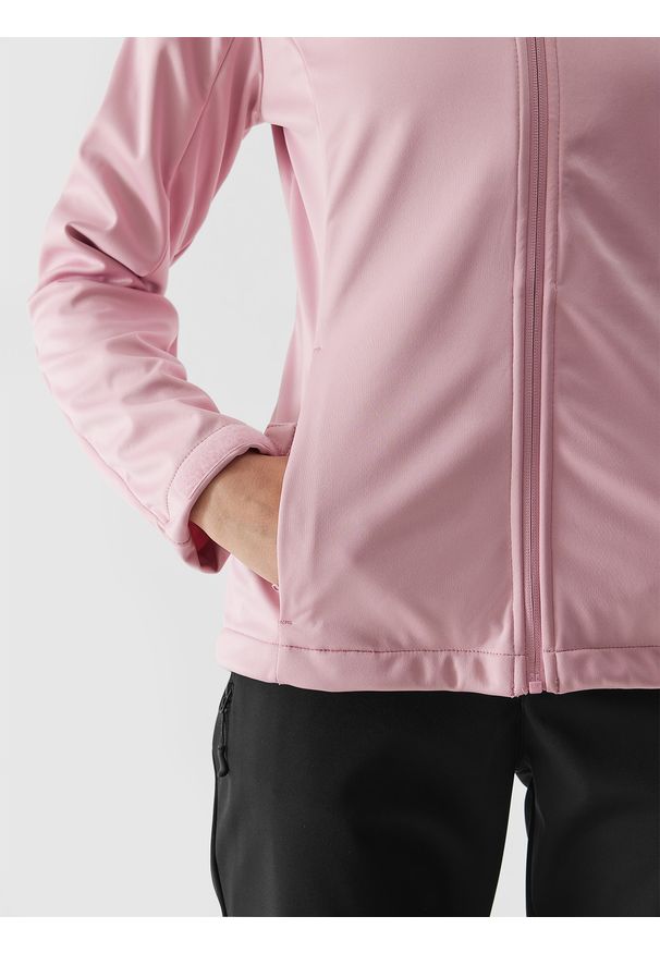 4f - 4F Kurtka softshell wiatroodporna membrana 5000 damska - jasny róż M. Typ kołnierza: kaptur. Kolor: różowy. Materiał: softshell. Technologia: Windstopper. Sezon: zima, jesień, wiosna. Sport: kolarstwo