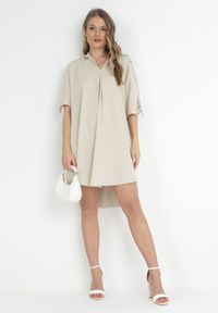 Born2be - Jasnobeżowa Pudełkowa Sukienka Mini z Kołnierzykiem Zeena. Kolor: beżowy. Długość rękawa: krótki rękaw. Długość: mini #5