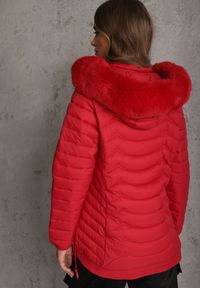 Renee - Czerwona Przejściowa Kurtka z Pikowaniem Bocznymi Ściągaczami i Kapturem Fezizia. Okazja: na co dzień. Kolor: czerwony. Materiał: futro, jeans, poliester. Styl: casual, elegancki #7