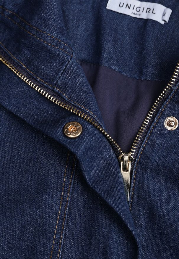 Born2be - Ciemnoniebieska Jeansowa Kurtka Przejściowa z Bawełny o Kroju Bombki z Kołnierzykiem Jotima. Okazja: na co dzień, na randkę. Kolor: niebieski. Materiał: jeans, bawełna. Styl: casual, elegancki