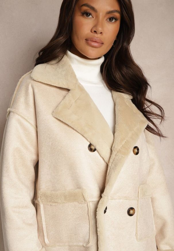 Renee - Beżowy Futerkowy Płaszcz Dwurzędowy z Kieszeniami i Szerokim Kołnierzem Sartelia. Okazja: na co dzień. Kolor: beżowy. Materiał: jeans. Długość rękawa: długi rękaw. Długość: długie. Styl: wizytowy, casual, elegancki