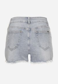 Born2be - Jasnoniebieskie Szorty Jeansowe z Ozdobnymi Przetarciami Tenafela. Okazja: na co dzień. Kolor: niebieski. Materiał: jeans. Długość: krótkie. Styl: casual, elegancki #4