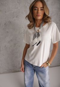 Renee - Biały Bawełniany T-shirt Hillswor Ozdobiony Apaszką. Kolor: biały. Materiał: bawełna. Wzór: aplikacja. Styl: elegancki #1