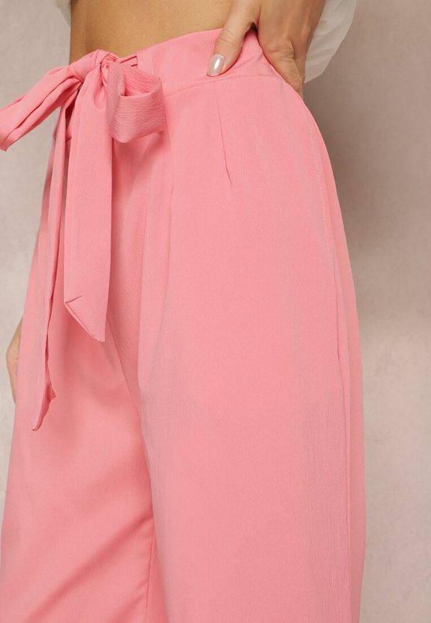 Renee - Różowe Szerokie Spodnie z Materiałowym Paskiem w Typie Paper Bag Lasette. Kolor: różowy. Materiał: materiał