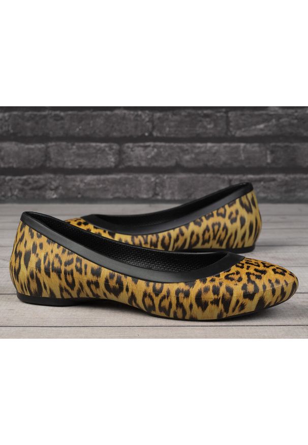 Baleriny damskie Crocs LINA GRAPHIC. Kolor: wielokolorowy, czarny, brązowy