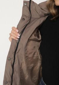 Born2be - Ciemnobeżowa Kurtka Puffer o Fasonie Oversize z Kapturem i Naszywką Azirva. Okazja: na co dzień. Typ kołnierza: kaptur. Kolor: beżowy. Materiał: dzianina. Wzór: aplikacja. Styl: sportowy, casual #3