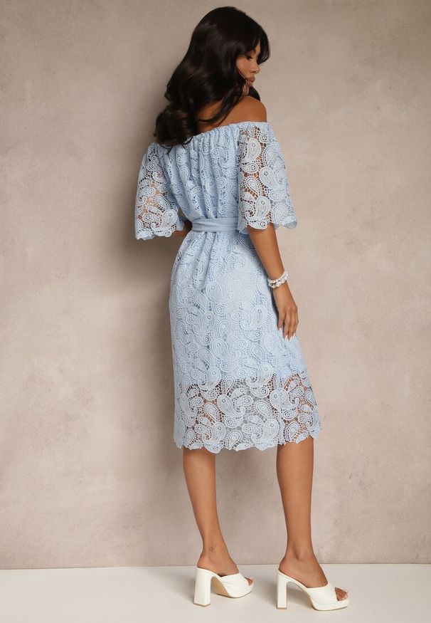 Renee - Niebieska Sukienka z Bawełną z Paskiem z Klamrą Perełkami i Cyrkoniami Neralisse. Kolor: niebieski. Materiał: bawełna. Styl: elegancki, klasyczny