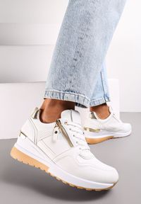 Renee - Białe Sneakersy na Koturnie Średniej Wysokości Honorina. Nosek buta: okrągły. Zapięcie: sznurówki. Kolor: biały. Materiał: materiał. Obcas: na koturnie. Wysokość obcasa: średni #1