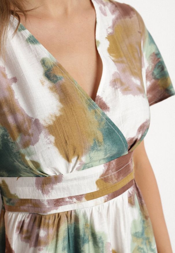 Born2be - Zielona Sukienka z Wiskozą i Kopertowym Dekoltem Soledia. Okazja: na co dzień. Typ kołnierza: dekolt w kształcie V. Kolor: zielony. Materiał: wiskoza. Typ sukienki: kopertowe. Styl: elegancki, casual