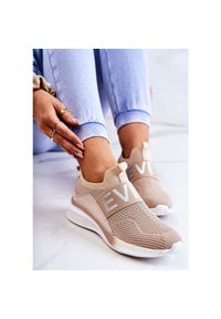 Vinceza Damskie Buty Sportowe Wsuwane Beżowe Lorane beżowy. Zapięcie: bez zapięcia. Kolor: beżowy. Materiał: skóra, tworzywo sztuczne, lakier, materiał. Szerokość cholewki: normalna. Wzór: napisy. Obcas: na koturnie #4