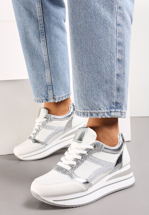 Renee - Biało-Srebrne Sneakersy na Grubej Podeszwie w Paski Zdobione Brokatem Selarissa. Okazja: na co dzień. Zapięcie: pasek. Kolor: biały. Szerokość cholewki: normalna. Wzór: paski, aplikacja. Obcas: na obcasie. Wysokość obcasa: niski