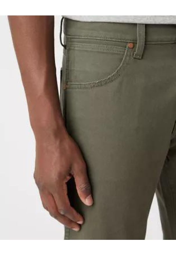 Wrangler - SPODNIE MĘSKIE WRANGLER LARSTON MOSS GREEN W18S36221 112141209