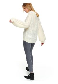 TOP SECRET - Puszysty sweter z warkoczami. Kolekcja: plus size. Kolor: kremowy. Materiał: dzianina, jeans. Wzór: ze splotem. Sezon: zima, jesień. Styl: elegancki #4