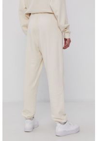 Reebok Classic Spodnie damskie kolor kremowy gładkie. Kolor: beżowy. Materiał: dzianina. Wzór: gładki