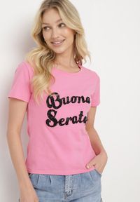 Born2be - Różowy Bawełniany T-shirt z Ozdobnym Napisem z Cyrkonii Tiavalia. Okazja: na co dzień. Kolor: różowy. Materiał: bawełna. Wzór: napisy. Styl: klasyczny, casual, elegancki, wizytowy #1