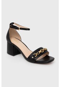 Guess sandały skórzane SARA kolor czarny. Zapięcie: klamry. Kolor: czarny. Materiał: skóra. Obcas: na obcasie. Wysokość obcasa: średni
