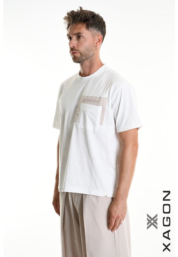 Xagon Man T-shirt | P26082 ZUTS72 | Mężczyzna | Biały. Okazja: na co dzień. Kolor: biały. Materiał: bawełna. Długość: długie. Wzór: aplikacja. Styl: casual, elegancki