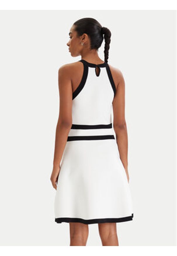 Karl Lagerfeld - KARL LAGERFELD Sukienka dzianinowa B1W13004 Biały Regular Fit. Typ kołnierza: dekolt w karo. Kolor: biały. Materiał: syntetyk