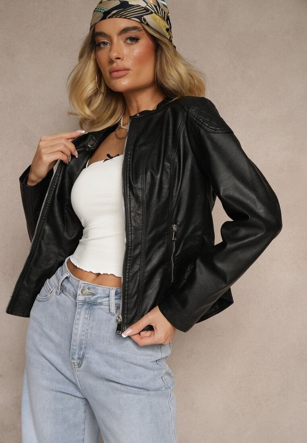 Renee - Czarna Ramoneska Kurtka z Ekoskóry Zapinana pod Szyją Orifaga. Okazja: do pracy, na co dzień. Kolor: czarny. Materiał: jeans. Styl: casual, elegancki