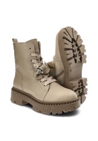 Beżowe Botki Karino Skórzane Eleganckie Buty Damskie. Okazja: na co dzień, do pracy. Kolor: beżowy. Materiał: skóra. Wzór: aplikacja. Styl: elegancki #7
