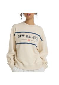 Bluza New Balance WT51923LIN - beżowa. Okazja: na co dzień. Kolor: beżowy. Materiał: bawełna, prążkowany. Wzór: aplikacja, napisy. Styl: sportowy, casual, klasyczny