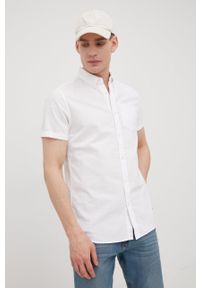 Superdry koszula bawełniana męska kolor biały regular z kołnierzykiem button-down. Typ kołnierza: button down. Kolor: biały. Materiał: bawełna. Długość rękawa: krótki rękaw. Długość: krótkie. Wzór: aplikacja