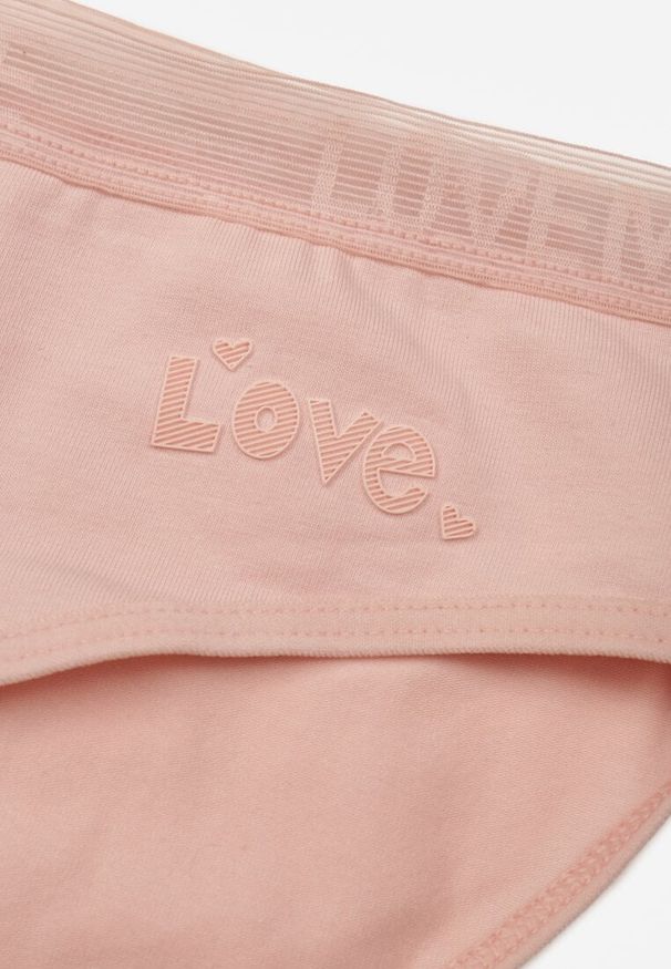 Renee - Jasnoróżowe Majtki Figi z Bawełny z Napisem Love Adririn. Kolor: różowy. Materiał: bawełna. Wzór: napisy