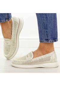 Beżowe ażurowe mokasyny damskie Sergio Leone Mk098H. Okazja: na spacer, na co dzień. Nosek buta: okrągły. Kolor: beżowy. Materiał: skóra. Szerokość cholewki: normalna. Wzór: ażurowy. Sezon: wiosna, lato. Styl: casual, elegancki, klasyczny #1