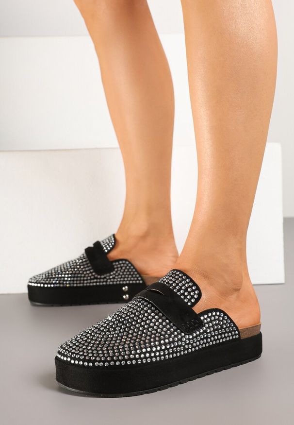 Born2be - Czarne Klapki z Cyrkoniami na Cholewce i Paskiem Aluselle. Okazja: na co dzień. Kolor: czarny. Materiał: jeans. Wzór: ażurowy. Sezon: lato, wiosna. Obcas: na obcasie. Styl: casual. Wysokość obcasa: średni