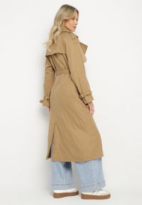 Born2be - Jasnobrązowy Długi Płaszcz Trencz Dwurzędowy z Paskiem w Talii Cadenite. Typ kołnierza: kolnierz wykładany. Kolor: brązowy. Długość: długie #4