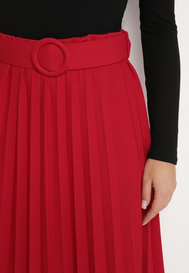 Born2be - Czerwona Plisowana Spódnica Ozdobiona Paskiem z Okrągła Klamrą Sanelle. Okazja: na co dzień. Kolor: czerwony. Wzór: aplikacja. Styl: casual, elegancki