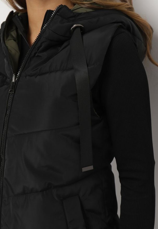 Born2be - Czarna Pikowana Kamizelka Dwustronna z Kapturem i Sznurkami Leorani. Okazja: na co dzień, na spacer. Typ kołnierza: kaptur. Kolor: czarny. Materiał: jeans. Styl: casual, sportowy