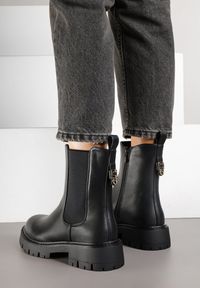 Born2be - Czarne Botki Sztyblety z Metaliczną Aplikacją z Tyłu Naluneia. Okazja: na co dzień. Kolor: czarny. Materiał: jeans, skóra. Wzór: aplikacja. Styl: casual #5