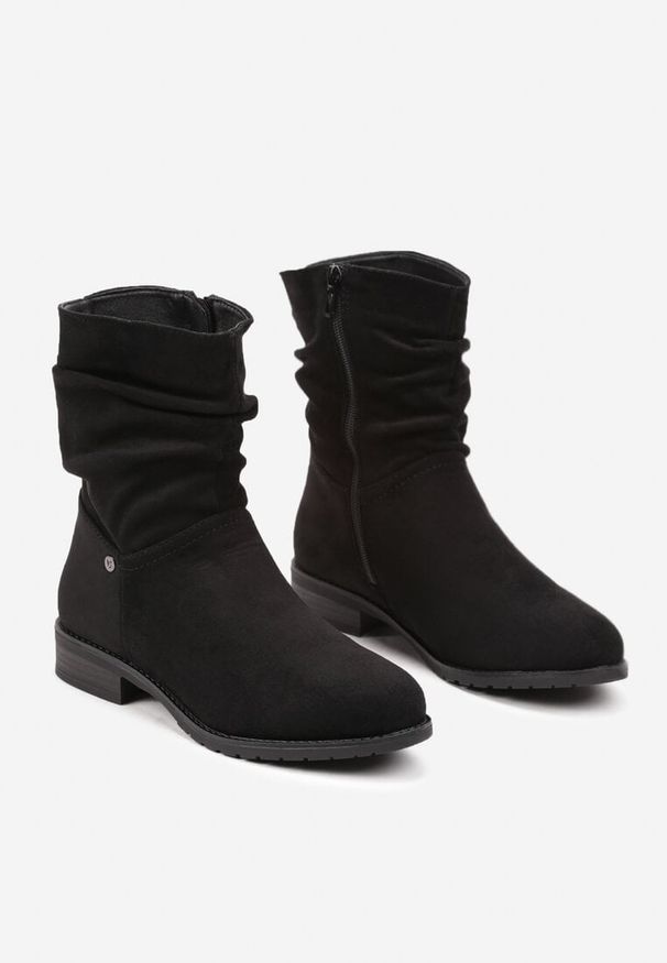 Renee - Czarne Botki na Płaskiej Podeszwie Ozdobione Marszczoną Cholewką Lerisana. Okazja: na co dzień. Kolor: czarny. Materiał: jeans. Szerokość cholewki: normalna. Wzór: aplikacja. Obcas: na płaskiej podeszwie. Styl: elegancki, casual