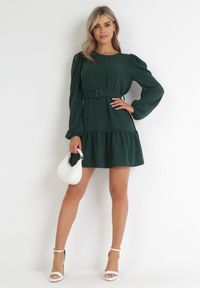 Born2be - Ciemnozielona Sukienka Pudełkowa z Falbanką Vinyo. Kolor: zielony. Materiał: tkanina. Wzór: jednolity, gładki. Styl: klasyczny. Długość: mini #2