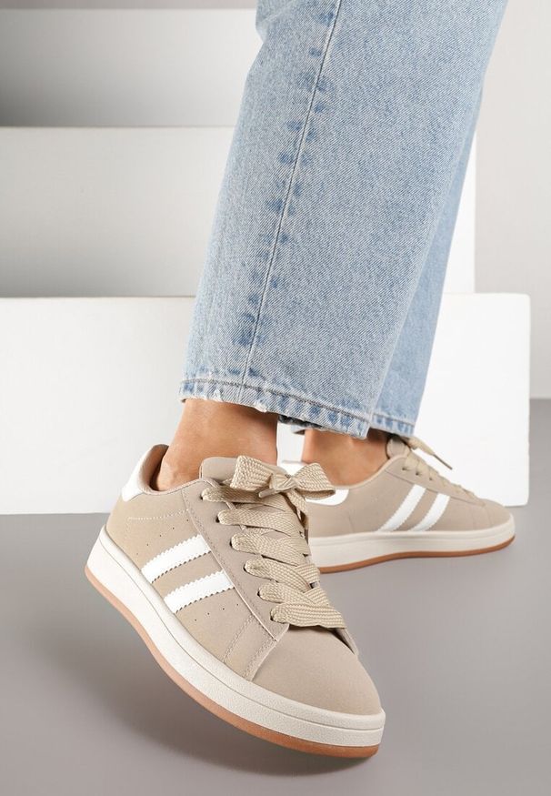 Born2be - Beżowo-Białe Sneakersy z Ozdobnymi Paskami Rilanira. Okazja: na co dzień. Zapięcie: pasek. Kolor: beżowy. Materiał: jeans. Wzór: paski
