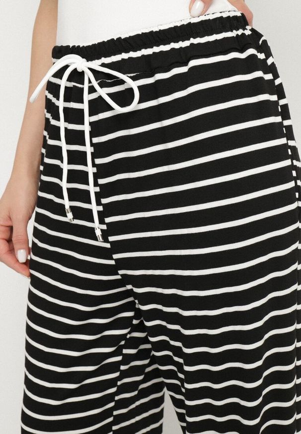 Born2be - Czarne Szerokie Spodnie z Wiskozą i Wysokim Stanem w Paski Valmio. Okazja: na co dzień. Stan: podwyższony. Kolor: czarny. Materiał: wiskoza. Wzór: paski. Styl: casual, elegancki