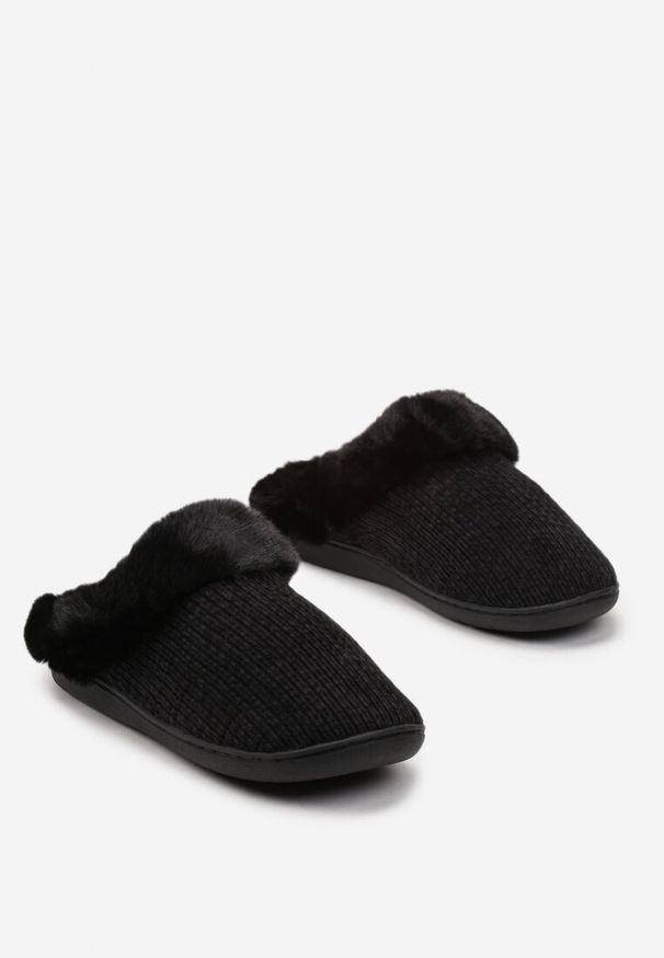 Born2be - Czarne Prążkowane Kapcie z Weluru Wyścielone Futerkiem Oraline. Kolor: czarny. Materiał: welur, futro, prążkowany. Sezon: zima, jesień