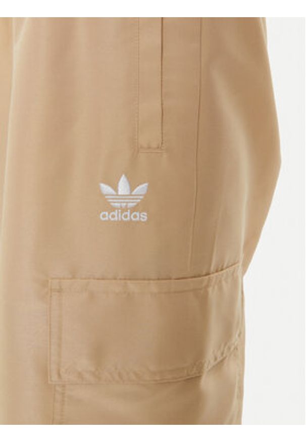 Adidas - adidas Spodnie dresowe adicolor 3-Stripes IZ0717 Beżowy Loose Fit. Kolor: beżowy. Materiał: syntetyk