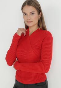 Born2be - Czerwony Sweter Kopertowy z Prążkowanej Dzianiny Zaki. Okazja: na co dzień. Kolor: czerwony. Materiał: dzianina, prążkowany. Długość rękawa: długi rękaw. Długość: długie. Styl: casual, rockowy, elegancki