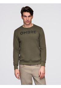 Ombre Clothing - Klasyczna bluza męska dresowa z napisem – ciemnooliwkowa V2 - Rozmiar: L. Okazja: na co dzień. Kolor: oliwkowy. Materiał: dresówka. Wzór: napisy. Styl: klasyczny