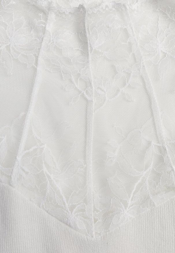 Born2be - Biały Dopasowany Sweter z Półgolfem z Wiskozą Zdobiony Koronkową Siateczką Genna. Okazja: na co dzień. Kolor: biały. Materiał: wiskoza, koronka. Wzór: aplikacja. Styl: elegancki, casual