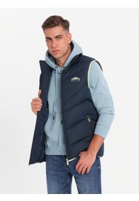 Ombre Clothing - Męski pikowany bezrękawnik z neonowymi akcentami – granatowy V3. Typ kołnierza: kołnierzyk stójkowy. Kolor: niebieski. Materiał: guma, tkanina, poliester, materiał, syntetyk. Długość rękawa: bez rękawów. Wzór: aplikacja