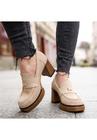 Beżowe Półbuty Armodo Eleganckie Obuwie Na Obcasie. Okazja: na spotkanie biznesowe. Zapięcie: klamry. Kolor: beżowy. Materiał: zamsz. Obcas: na obcasie. Styl: elegancki. Wysokość obcasa: średni #3