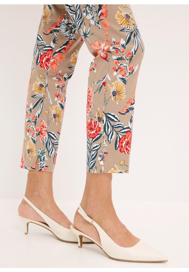 bonprix - Spodnie 7/8 ze stretchem. Kolor: brązowy. Wzór: nadruk, kwiaty. Styl: elegancki, klasyczny