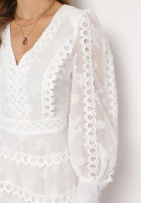 Born2be - Biała Sukienka Mini o Luźnym Kroju z Trójkątnym Dekoltem i Ażurowym Zdobieniem Malachia. Kolor: biały. Materiał: materiał. Długość rękawa: długi rękaw. Wzór: ażurowy, aplikacja. Długość: mini #3