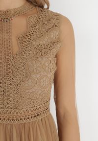 Born2be - Ciemnobeżowa Sukienka Describi. Kolor: beżowy. Materiał: tiul, koronka. Długość rękawa: długi rękaw. Wzór: aplikacja, koronka. Styl: wizytowy, elegancki. Długość: midi #4